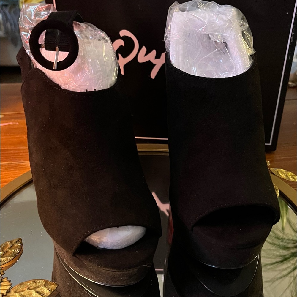 Qupid Midnight Savage Strut Mule in Black Size 6